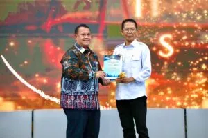Wali Kota Batam Amsakar Achmad bersama pemenang Batam Innovation Award 2026