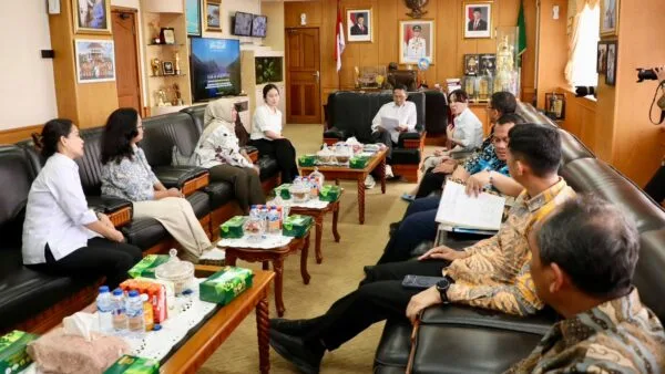 Wali Kota Batam Amsakar Achmad dan Wakil Wali Kota Li Claudia Chandra menerima kunjungan DPRD Tangerang Selatan