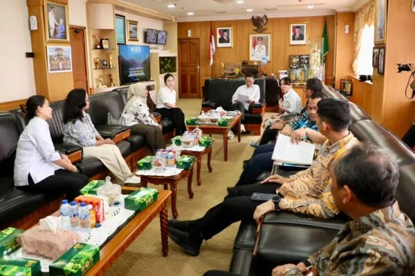 Wali Kota Batam Amsakar Achmad dan Wakil Wali Kota Li Claudia Chandra menerima kunjungan DPRD Tangerang Selatan