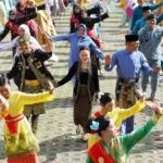 Wali Kota Batam Amsakar Achmad dan Wakil Wali Kota Li Claudia Chandra mengenakan pakaian Baju Kurung Melayu