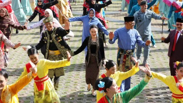 Wali Kota Batam Amsakar Achmad dan Wakil Wali Kota Li Claudia Chandra mengenakan pakaian Baju Kurung Melayu