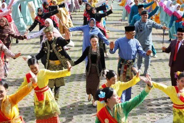 Wali Kota Batam Amsakar Achmad dan Wakil Wali Kota Li Claudia Chandra mengenakan pakaian Baju Kurung Melayu