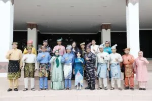 Wali Kota Batam Amsakar Achmad dan Wakil Wali Kota Li Claudia Chandra usai upacara HUT ke 24 Kepri di Dataran Engku Putri