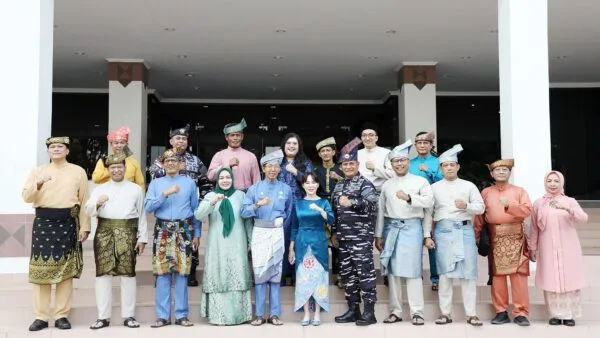 Wali Kota Batam Amsakar Achmad dan Wakil Wali Kota Li Claudia Chandra usai upacara HUT ke 24 Kepri di Dataran Engku Putri