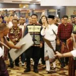 Wali Kota Batam Amsakar Achmad disambut tarian khas NTT pada pembukaan Mubes PK NTT Kota Batam