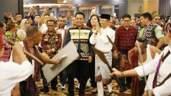 Wali Kota Batam Amsakar Achmad disambut tarian khas NTT pada pembukaan Mubes PK NTT Kota Batam