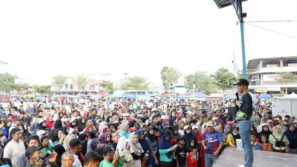 Wali Kota Batam Amsakar Achmad memberikan sambutan pada kegiatan KAHMI Forever Jalan Sehat di SP Plaza