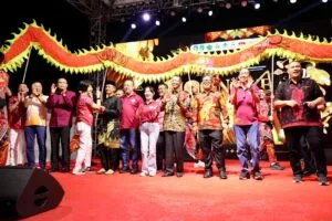 Wali Kota Batam Amsakar Achmad menghadiri kemeriahan malam puncak Mooncake Festival di Kompleks Bumi Indah Lubukbaja
