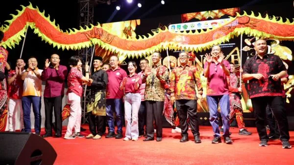 Wali Kota Batam Amsakar Achmad menghadiri kemeriahan malam puncak Mooncake Festival di Kompleks Bumi Indah Lubukbaja