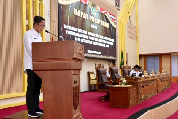 Wali Kota Batam Amsakar Achmad menyampaikan kata sambutan pada Rapat Paripurna Ranperda Perubahan APBD 2026