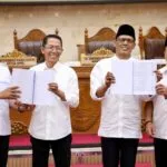 Wali Kota Batam Amsakar Achmad menyerahkan Nota Keuangan APBD 2027 kepada Pimpinan DPRD Batam