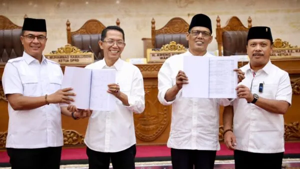 Wali Kota Batam Amsakar Achmad menyerahkan Nota Keuangan APBD 2027 kepada Pimpinan DPRD Batam
