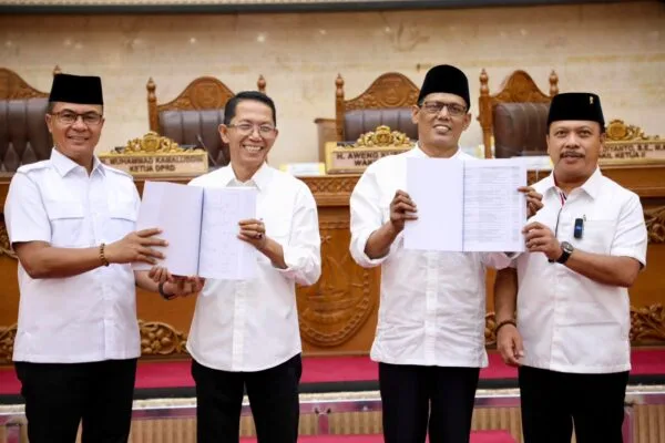 Wali Kota Batam Amsakar Achmad menyerahkan Nota Keuangan APBD 2027 kepada Pimpinan DPRD Batam