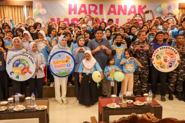 Bupati Bintan Roby Kurniawan dan Ketua TP PKK Hafizha Rahmadhani dalam acara Peringatan Hari Anak Nasional (HAN) ke 42 di Teluk Bakau
