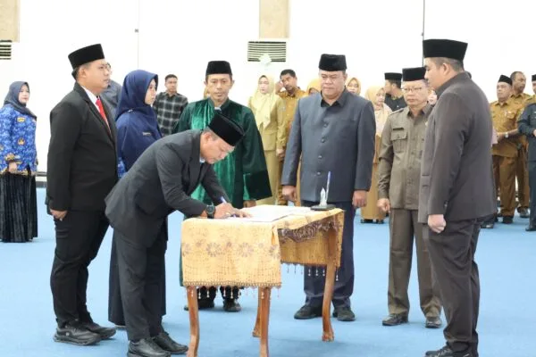 Lantik 20 Pejabat Pemkab Bintan, Bupati Roby Rotasi Tiga Posisi Pimpinan Tinggi Pratama