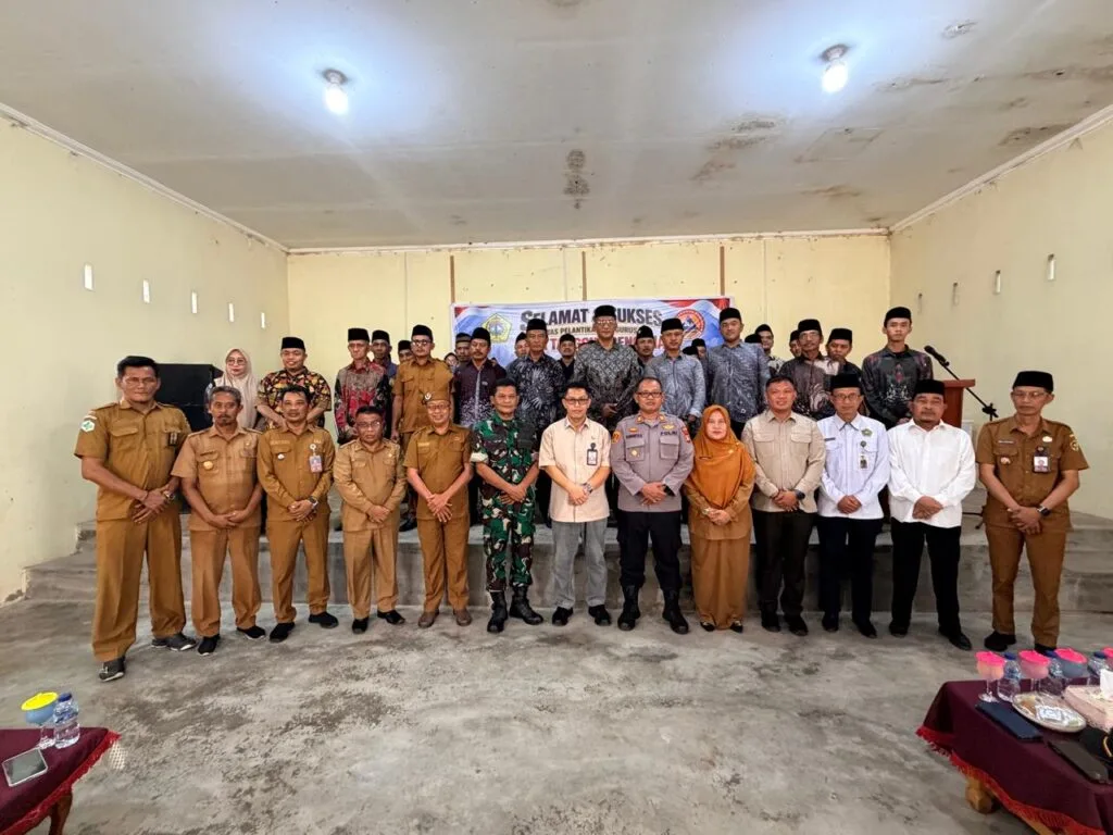 Jajaran Muspika Kepala Desa se Kecamatan Kundur aparatur desa serta perwakilan lintas sektoral berfoto bersama usai acara pengukuhan pengurus DESTANA Desa Lubuk