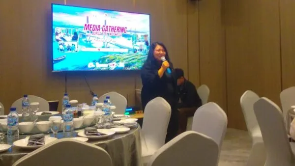Kepala Kantor Perwakilan BEI Kepri Indra Novita memberikan pemaparan terkait perkembangan IHSG dalam acara Media Gathering bersama pewarta Samudera Kepri dan jurnalis Batam di Baba Seafood Restaurant.