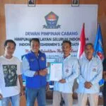 Ketua DPC HNSI Anambas Agustar menyerahkan SK Kepengurusan Definitif kepada Ketua Ranting HNSI Palmatak Risno