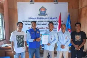 Ketua DPC HNSI Anambas Agustar menyerahkan SK Kepengurusan Definitif kepada Ketua Ranting HNSI Palmatak Risno