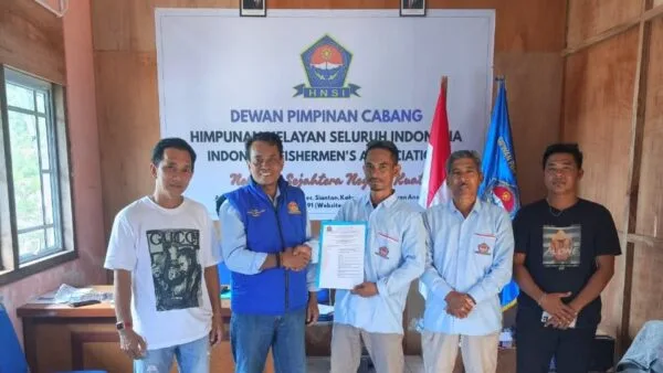 Ketua DPC HNSI Anambas Agustar menyerahkan SK Kepengurusan Definitif kepada Ketua Ranting HNSI Palmatak Risno