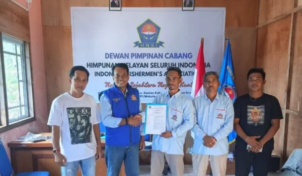 Ketua DPC HNSI Anambas Agustar menyerahkan SK Kepengurusan Definitif kepada Ketua Ranting HNSI Palmatak Risno