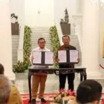 Perwakilan pimpinan KPK menyerahkan secara resmi dokumen hibah aset barang rampasan negara kepada Gubernur DKI Jakarta Pramono Anung di Balai Kota.