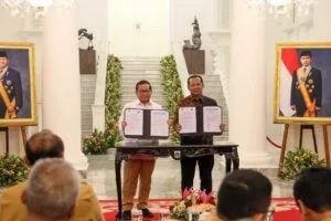 Perwakilan pimpinan KPK menyerahkan secara resmi dokumen hibah aset barang rampasan negara kepada Gubernur DKI Jakarta Pramono Anung di Balai Kota.