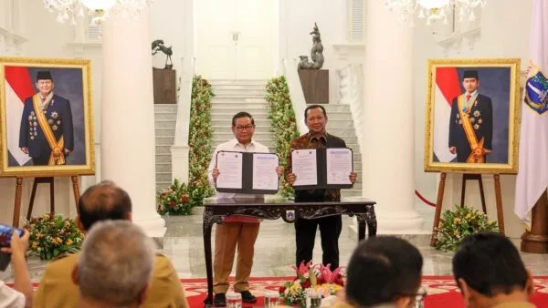 Perwakilan pimpinan KPK menyerahkan secara resmi dokumen hibah aset barang rampasan negara kepada Gubernur DKI Jakarta Pramono Anung di Balai Kota.