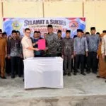 Penyerahan SK Kepengurusan DESTANA Desa Lubuk Periode 2026 2029 oleh Kalaksa BPBD Karimun di Gedung Sri Kemuning Kundur