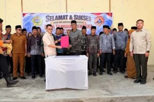Penyerahan SK Kepengurusan DESTANA Desa Lubuk Periode 2026 2029 oleh Kalaksa BPBD Karimun di Gedung Sri Kemuning Kundur