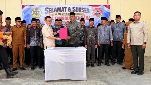 Penyerahan SK Kepengurusan DESTANA Desa Lubuk Periode 2026 2029 oleh Kalaksa BPBD Karimun di Gedung Sri Kemuning Kundur