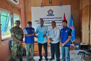 Penyerahan Surat Keputusan (SK) Kepengurusan Pimpinan Ranting HNSI Kecamatan Siantan Utara oleh Sekretaris DPC HNSI Anambas Sabni kepada Arman di Kantor DPC HNSI Anambas