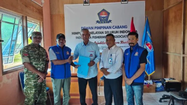 Penyerahan Surat Keputusan (SK) Kepengurusan Pimpinan Ranting HNSI Kecamatan Siantan Utara oleh Sekretaris DPC HNSI Anambas Sabni kepada Arman di Kantor DPC HNSI Anambas