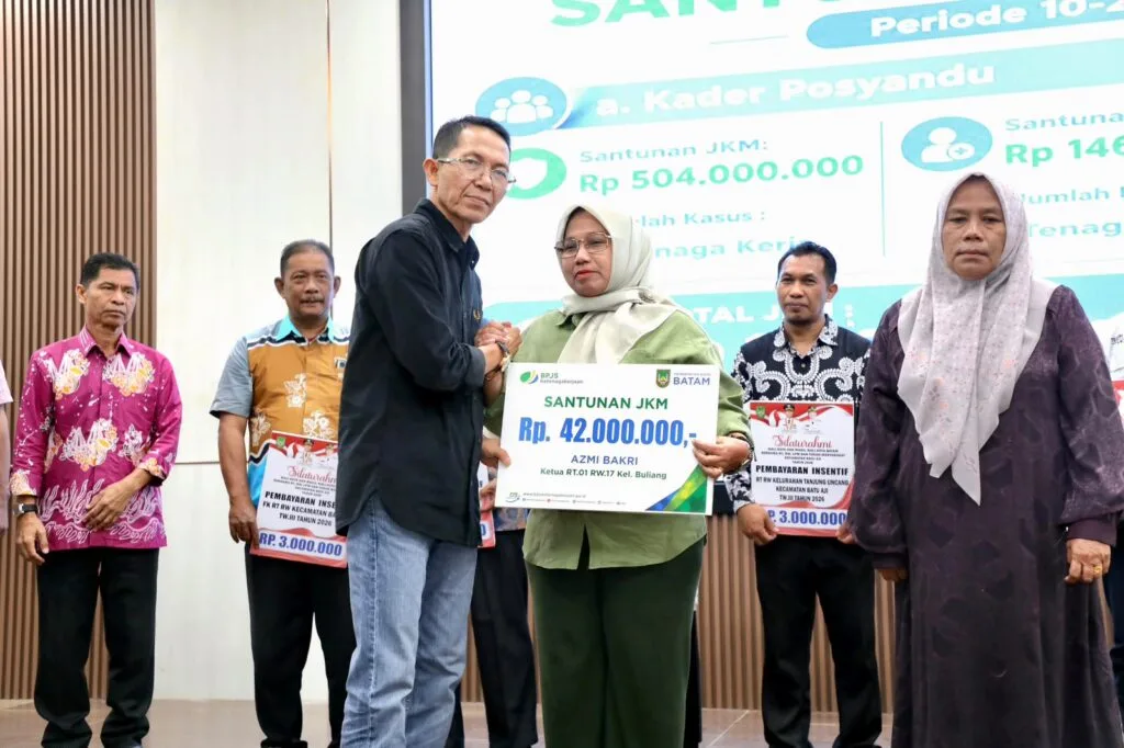 Serahkan Insentif RT/RW di Batu Aji, Amsakar Tegaskan Pembangunan Batam Butuh Kolaborasi Kolektif