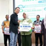 Penyerahan simbolis Santunan JKM BPJS Ketenagakerjaan dan Insentif RTRW dalam acara silaturahmi Pemko Batam di Kecamatan Batu Aji