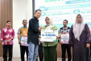 Penyerahan simbolis Santunan JKM BPJS Ketenagakerjaan dan Insentif RTRW dalam acara silaturahmi Pemko Batam di Kecamatan Batu Aji
