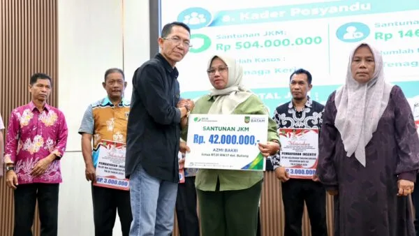 Penyerahan simbolis Santunan JKM BPJS Ketenagakerjaan dan Insentif RTRW dalam acara silaturahmi Pemko Batam di Kecamatan Batu Aji