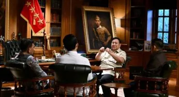 Presiden Prabowo Subianto memanggil Kepala Badan Komunikasi Pemerintah (Bakom) Syahganda Nainggolan dan Wakil Kepala Bakom Fadli Tri Hartono di kediamannya