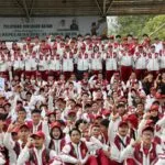Sekda Batam Firmansyah berfoto bersama para atlet kontingen Batam usai upacara pelepasan menuju Porprov Kepri VI Tahun 2026 di Dataran Engku Putri