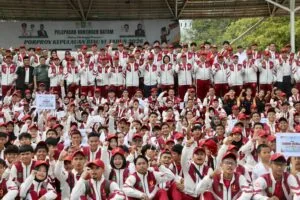 Sekda Batam Firmansyah berfoto bersama para atlet kontingen Batam usai upacara pelepasan menuju Porprov Kepri VI Tahun 2026 di Dataran Engku Putri