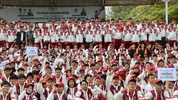 Sekda Batam Firmansyah berfoto bersama para atlet kontingen Batam usai upacara pelepasan menuju Porprov Kepri VI Tahun 2026 di Dataran Engku Putri