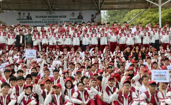 Sekda Batam Firmansyah berfoto bersama para atlet kontingen Batam usai upacara pelepasan menuju Porprov Kepri VI Tahun 2026 di Dataran Engku Putri