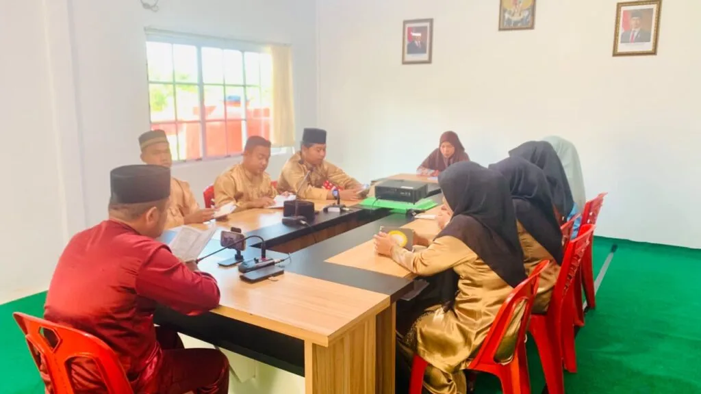 Suasana pembacaan Surah Yasin dan doa bersama Jumat pagi oleh jajaran Pemerintah Desa Gemuruh Kecamatan Kundur Barat Kabupaten Karimun (1)