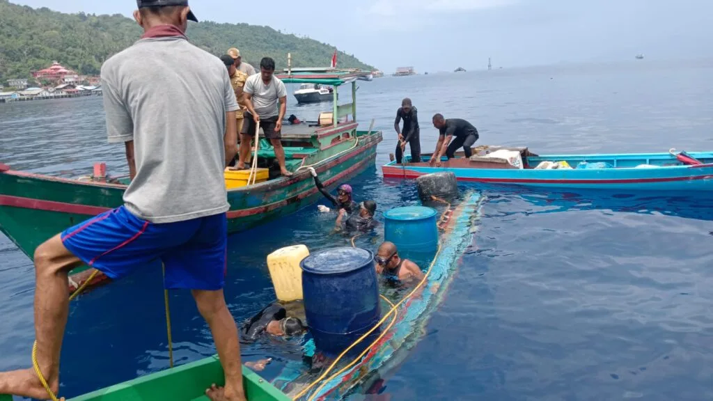 Pompong Nelayan Air Sena yang Tenggelam di Jalur Pelayaran Tarempa Berhasil Dievakuasi