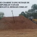 Tumpukan material base course proyek Peningkatan Jalan Daeng Celak Tanjung Lanjut yang diduga tercampur tanah lempung