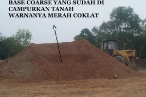 Tumpukan material base course proyek Peningkatan Jalan Daeng Celak Tanjung Lanjut yang diduga tercampur tanah lempung