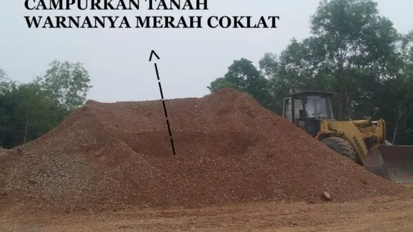Tumpukan material base course proyek Peningkatan Jalan Daeng Celak Tanjung Lanjut yang diduga tercampur tanah lempung