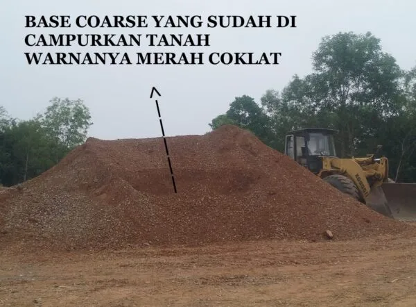 Tumpukan material base course proyek Peningkatan Jalan Daeng Celak Tanjung Lanjut yang diduga tercampur tanah lempung