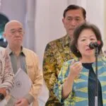 Wakil Ketua Dewan Ekonomi Nasional (DEN) Marie Elka Pangestu memberikan keterangan pers usai pertemuan dengan Presiden Prabowo Subianto di Istana Merdeka