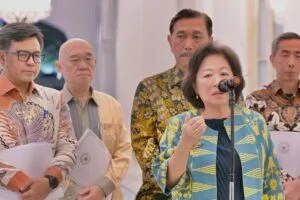 Wakil Ketua Dewan Ekonomi Nasional (DEN) Marie Elka Pangestu memberikan keterangan pers usai pertemuan dengan Presiden Prabowo Subianto di Istana Merdeka